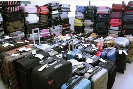 空港にスーツケースが捨てられる問題で、関空は無料引き取りサービスを開始！