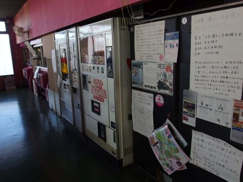 こちら側には天ぷらうどんとカップヌードルの自販機があります。