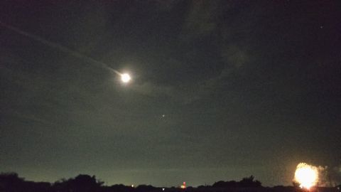 伊奈まつり花火大会 その4。飛行機雲が月に掛かり、ミサイル攻撃または隕石飛来のように見えてしまう花火大会。