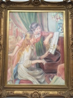 ピアノに向かう娘達