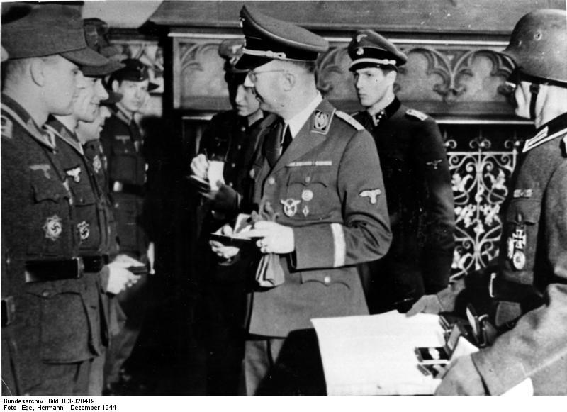 Bundesarchiv_Bild_183-J28419,_Himmler_überreicht_die_Goldene_Nahkampfspange