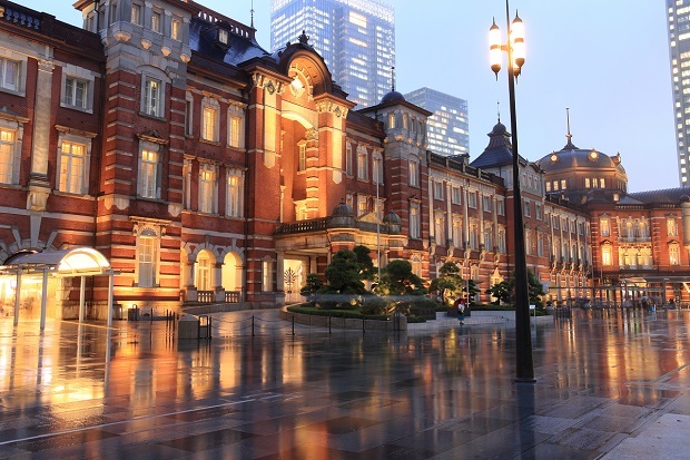 東京駅　雨　夕景