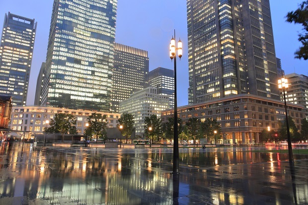 東京駅　雨　夕景