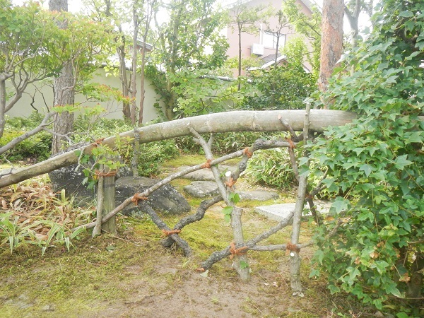 剪定枝で垣根の補修 杜の木漏れ日 福岡造園blog