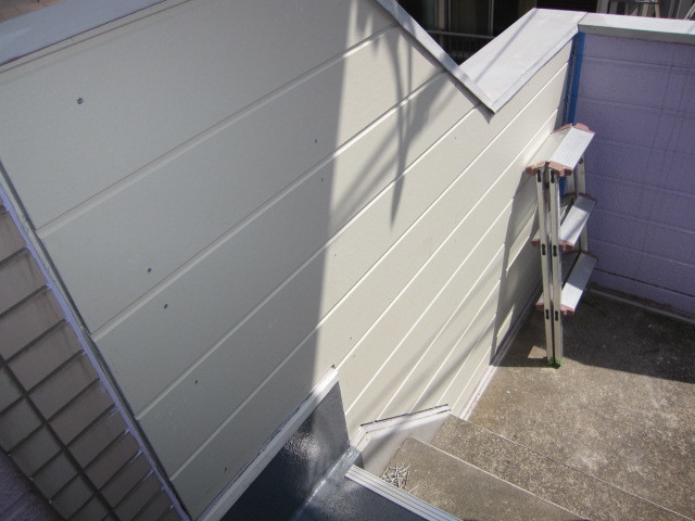 埼玉県所沢市　建物外壁改修工事　サイディング張り　作業風景　１