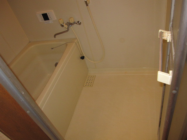 埼玉県所沢市　空き室賃貸物件原状回復２ＤＫ全体ハウスクリーニング　浴室ユニットバス清掃　作業完了後　１