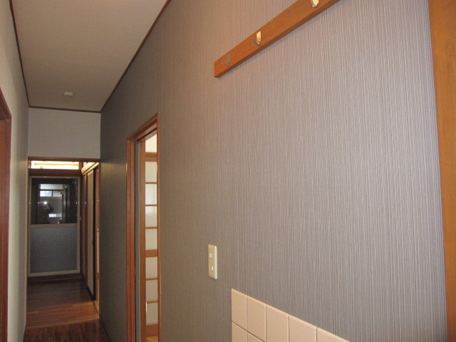 埼玉県所沢市　空き室賃貸物件原状回復２ＤＫクロス張替え　廊下壁クロス　作業完了後　１
