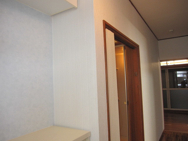 埼玉県所沢市　空き室賃貸物件原状回復２ＤＫクロス張替え　廊下クロス　作業完了後　２