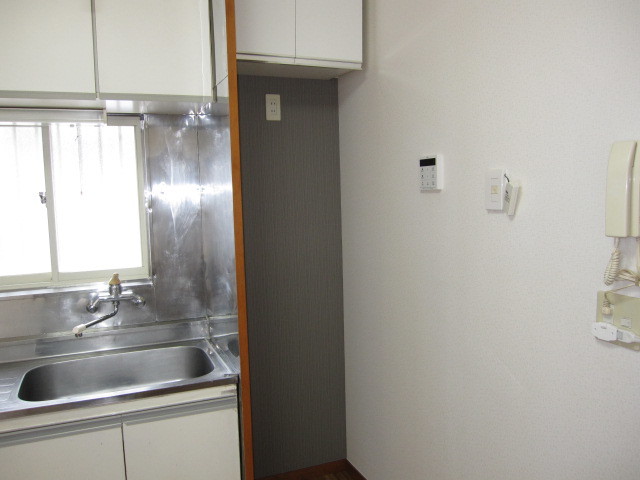 埼玉県所沢市　空き室賃貸物件原状回復２ＤＫクロス張替え　キッチン冷蔵庫後ろ一面クロス　作業完了後　１