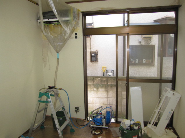 埼玉県ふじみ野市　家庭用壁掛け式エアコンクリーニング　作業風景　１