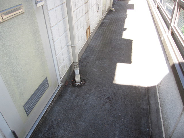 東京都杉並区　２階建てアパート共用部定期清掃＆草取り　共用部分　作業前　１