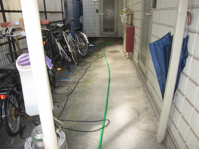 東京都杉並区　２階建てアパート共用部定期清掃＆草取り　ポリッシャー床洗浄　共用部分　作業風景　１