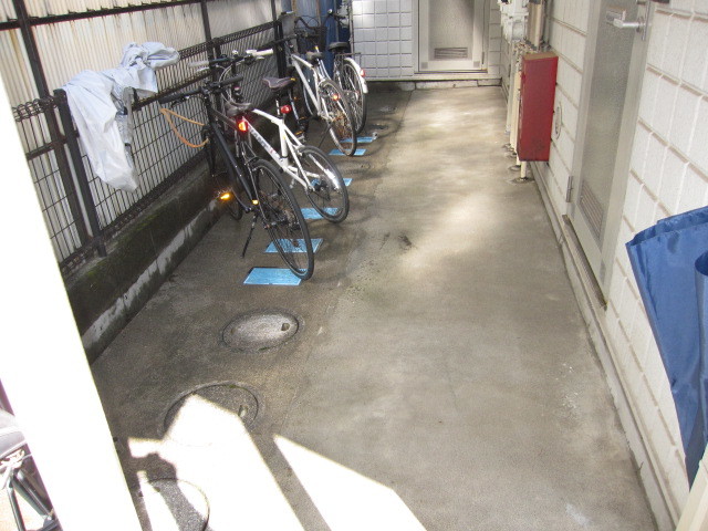 東京都杉並区　２階建てアパート共用部定期清掃＆草取り　共用部分　作業完了後　５