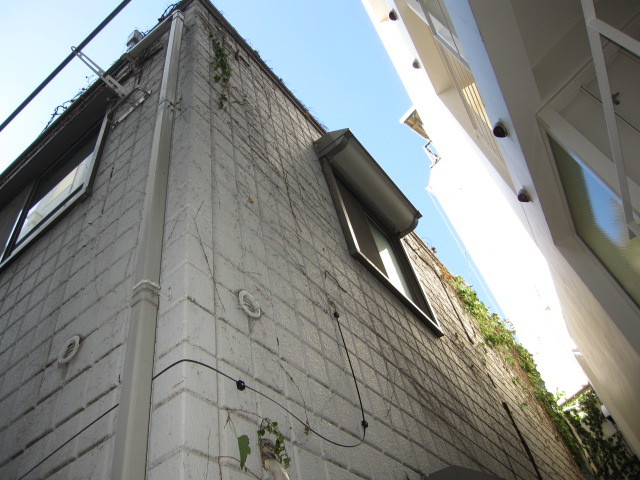 東京都杉並区　２階建てアパート共用部定期清掃＆草取り　ツタ撤去　作業完了後　２