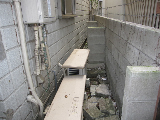 東京都杉並区　２階建てアパート共用部定期清掃＆草取り　ツタ撤去　作業完了後　３
