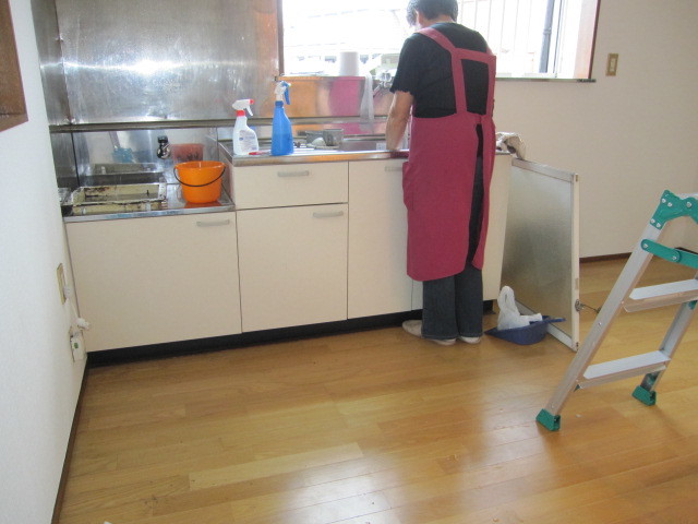 埼玉県所沢市　賃貸物件空き室　水周りクリーニング　キッチ周り清掃　作業風景　