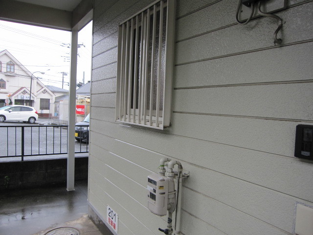 埼玉県所沢市　賃貸物件空き室　水周りクリーニング　ガラスサッシ周り清掃　作業風景　１