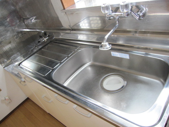 埼玉県所沢市　賃貸物件空き室　水周りクリーニング　キッチンシンク周り清掃　作業完了後　１