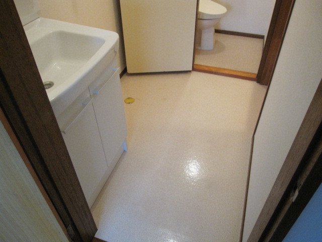 埼玉県所沢市　賃貸物件空き室　水周りクリーニング　洗面所床ＣＦワックス掛け　　作業完了後　１