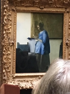 フェルメールの「手紙を読む青い服の女性」 アムステルダム国立美術館から借りてきたらしいです。