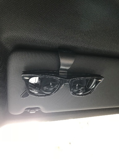 車内にサングラス専用の保管場所をつくる！：bobino（ボビーノ） メガネクリップ_⑦