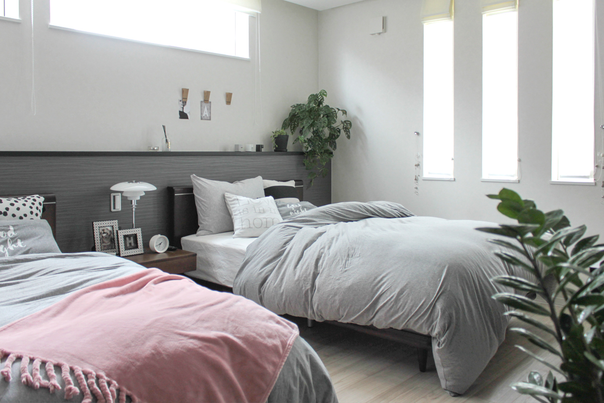 寝室/BEDROOM/ベッド周り/寝室のインテリア/ディスプレイ/観葉植物/モノトーン/グレー/ピンク