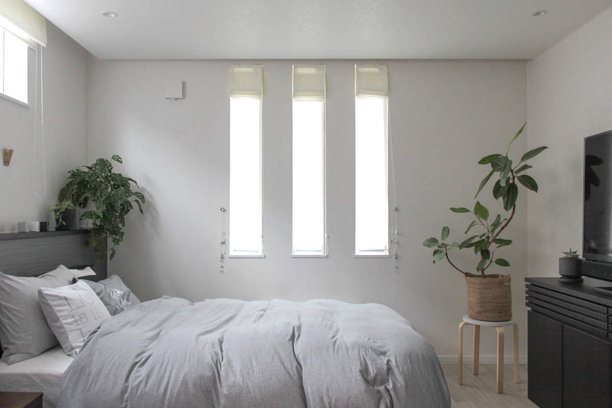 寝室/BEDROOM/ベッド周り/寝室のインテリア/ディスプレイ/モノトーン/グレー/観葉植物/マドカズラ/ゴムの木