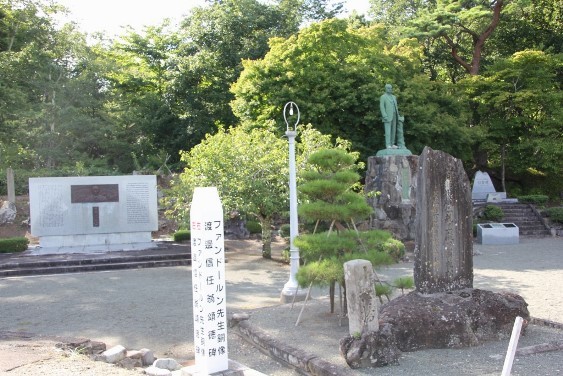 ファン・ドールン銅像と渡邊信任石碑