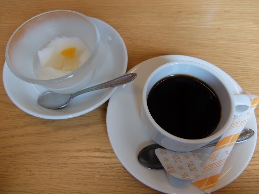 食後の杏仁豆腐とコーヒー