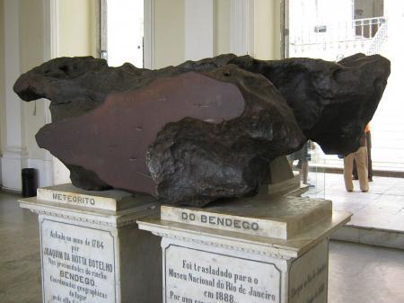 Bendegó_meteorite,_front,_National_Museum,_Rio_de_Janeiro_convert_20180904074142