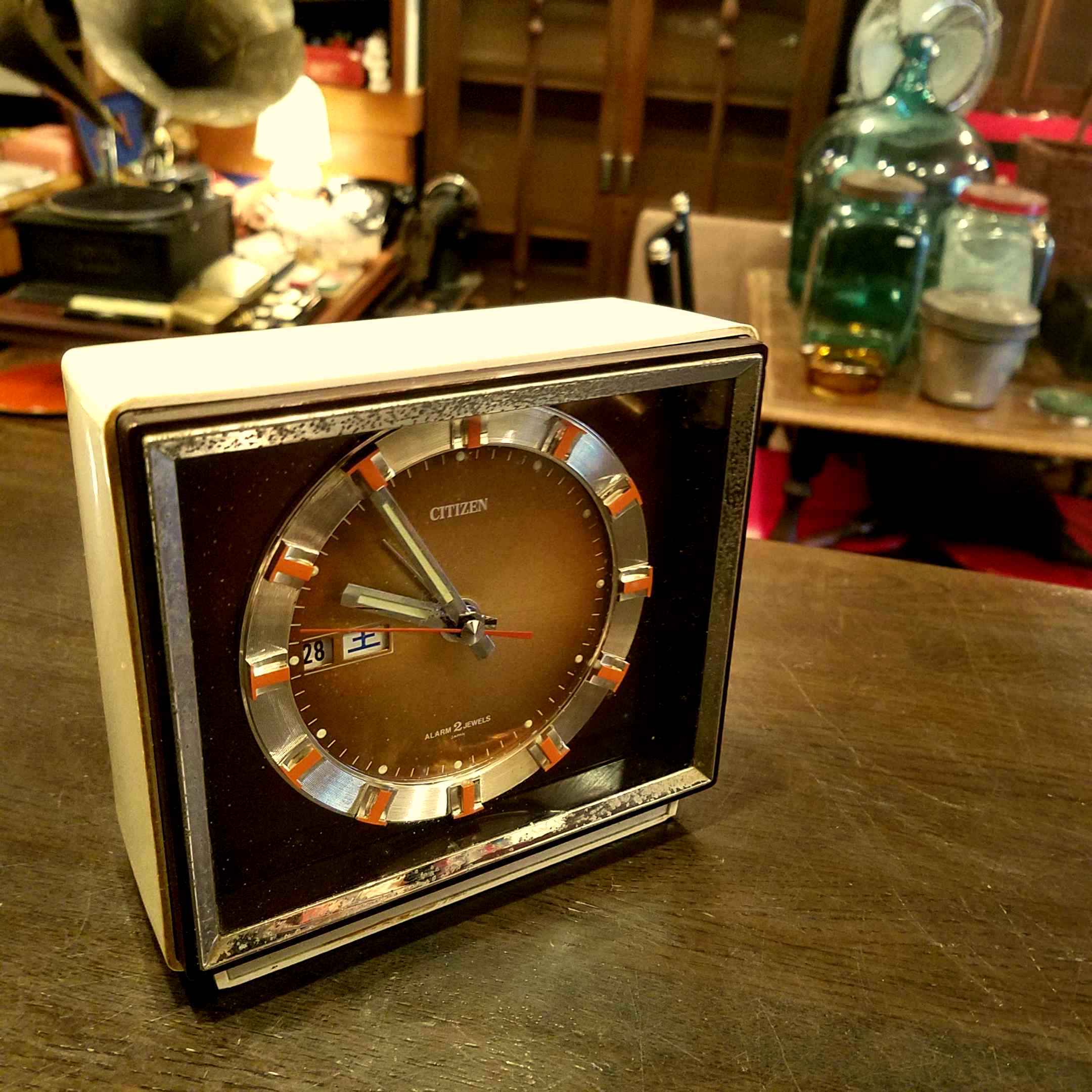 シチズンのレトロな日付表示窓付き手巻き置時計 - [Sold Out]過去の 