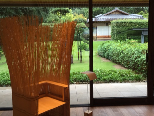 １階ロビーの展示室から茶室を眺める　竹中大工道具館