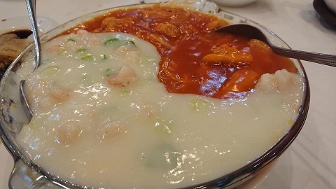 中華レストランの海鮮炒飯